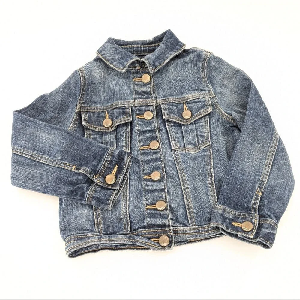 GAP Baby Girls Medium Wash Button Up Collared Jean Jacket Size 4 Toddler